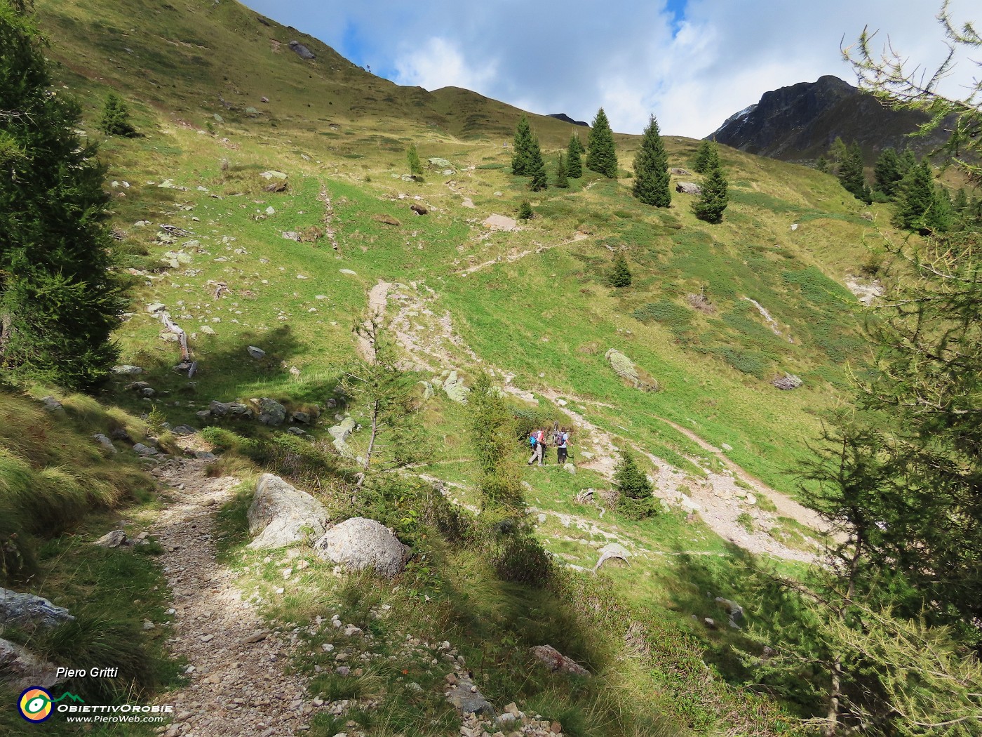 57 Di fronte il sent. 215 per Passo di Mezzeno.JPG